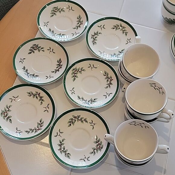Vintage Spode Christmas tea cups/saucers 7oz. Set of 6 - Picture 6 of 9